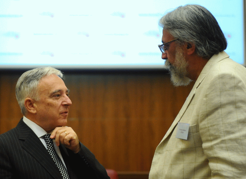 Mugur Isărescu, guvernatorul Băncii Naţionale a României, alături de Florian Goldstein, preşedintele - director general al ziarului BURSA Mugur Isărescu, guvernatorul Băncii Naţionale a României, alături de Florian Goldstein, preşedintele - director general al ziarului BURSA